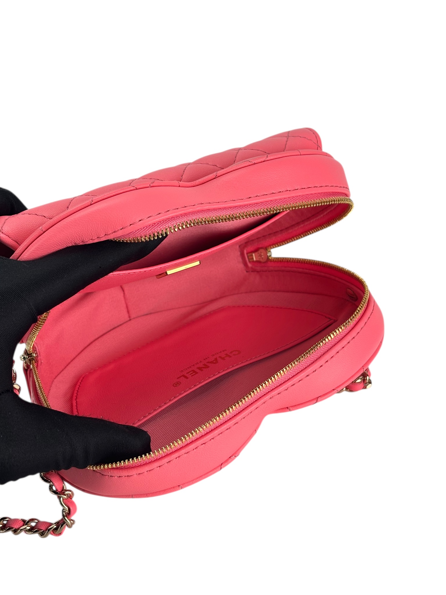 CHANEL - 22S CC In Love Heart Clutch Pink Lambskin With Chain