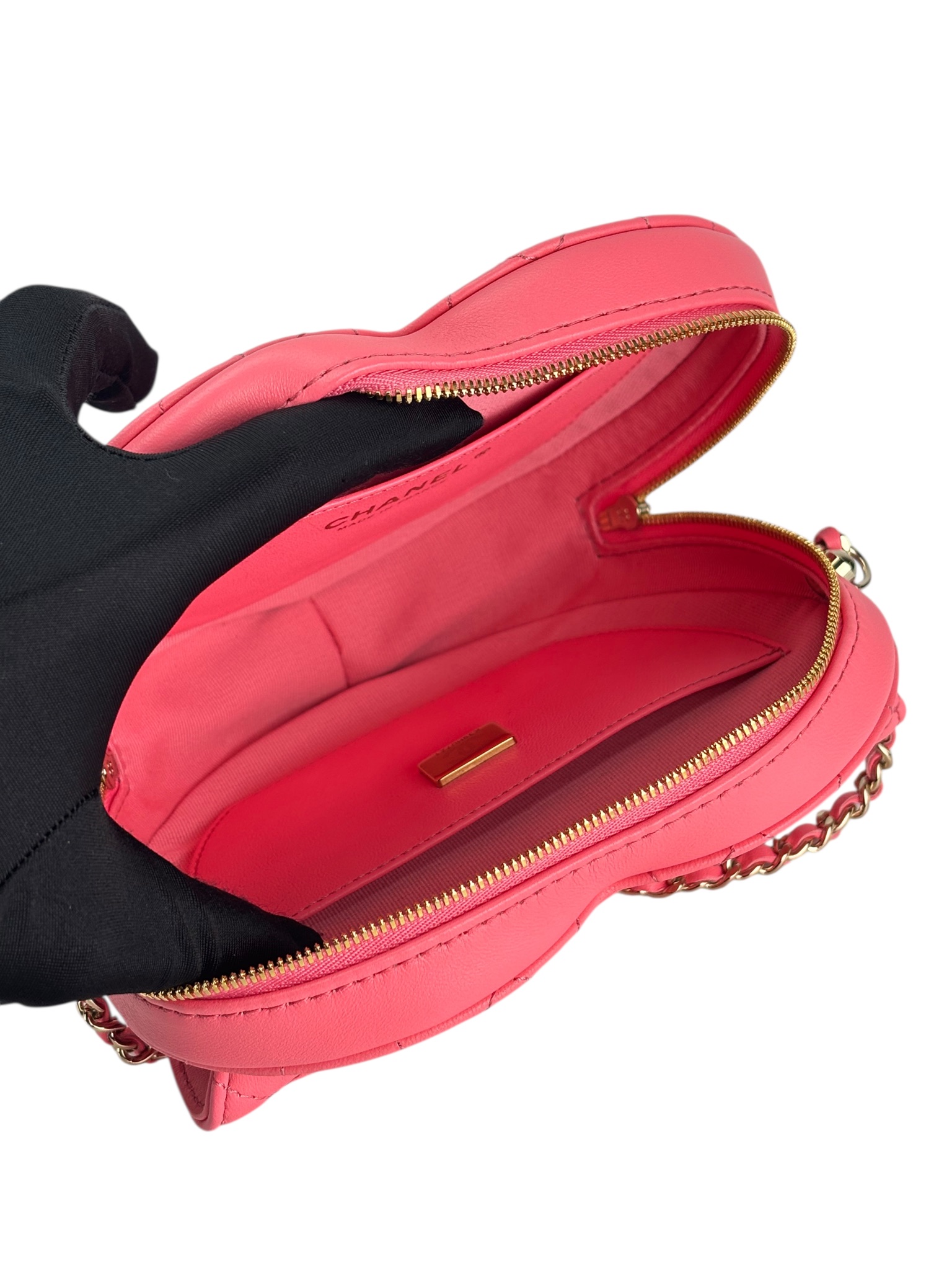 CHANEL - 22S CC In Love Heart Clutch Pink Lambskin With Chain