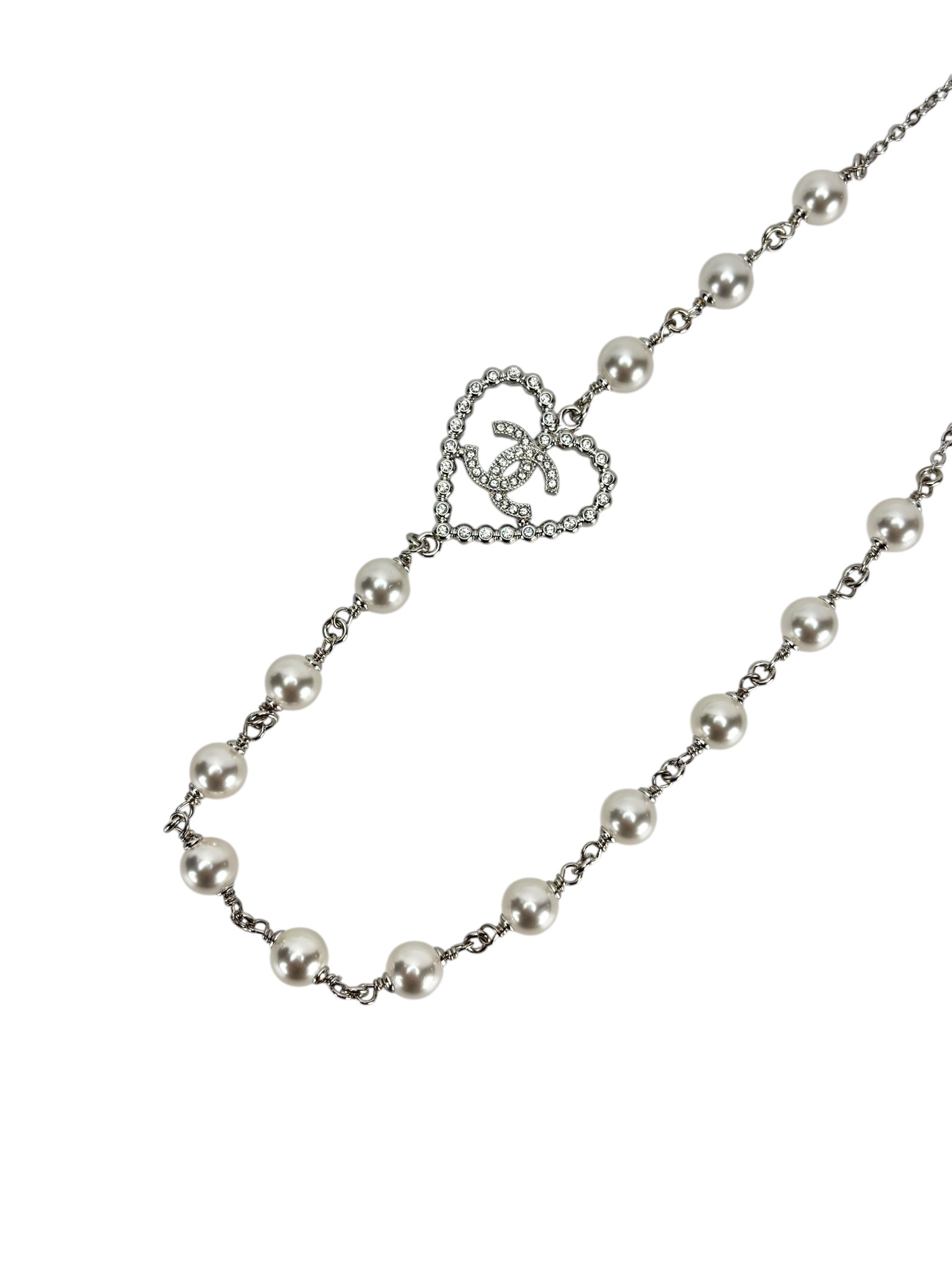 CHANEL - 25P Silver Pearl CC Heart Rhinestones Necklace – Camellia
