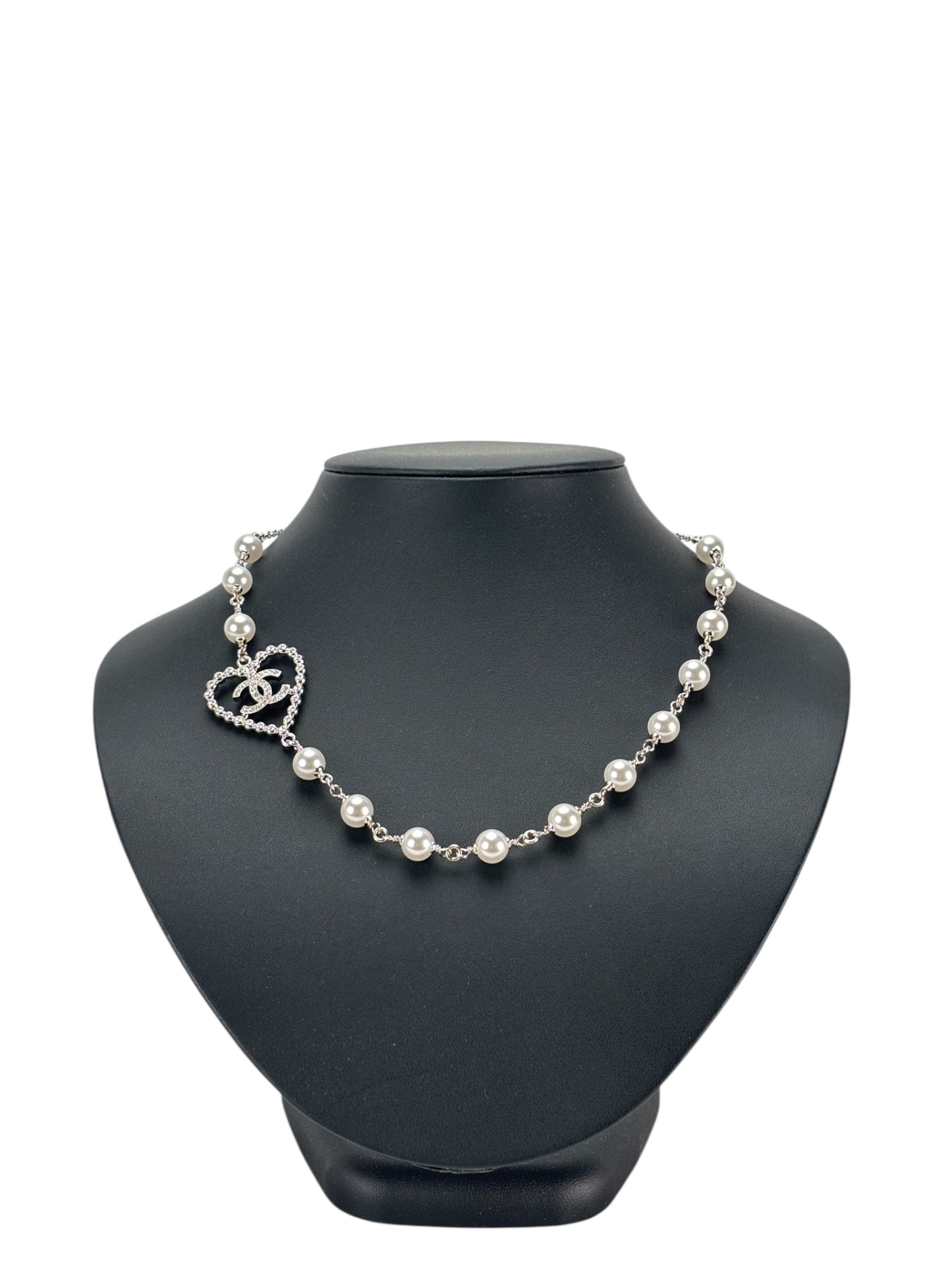 CHANEL - 25P Silver Pearl CC Heart Rhinestones Necklace – Camellia