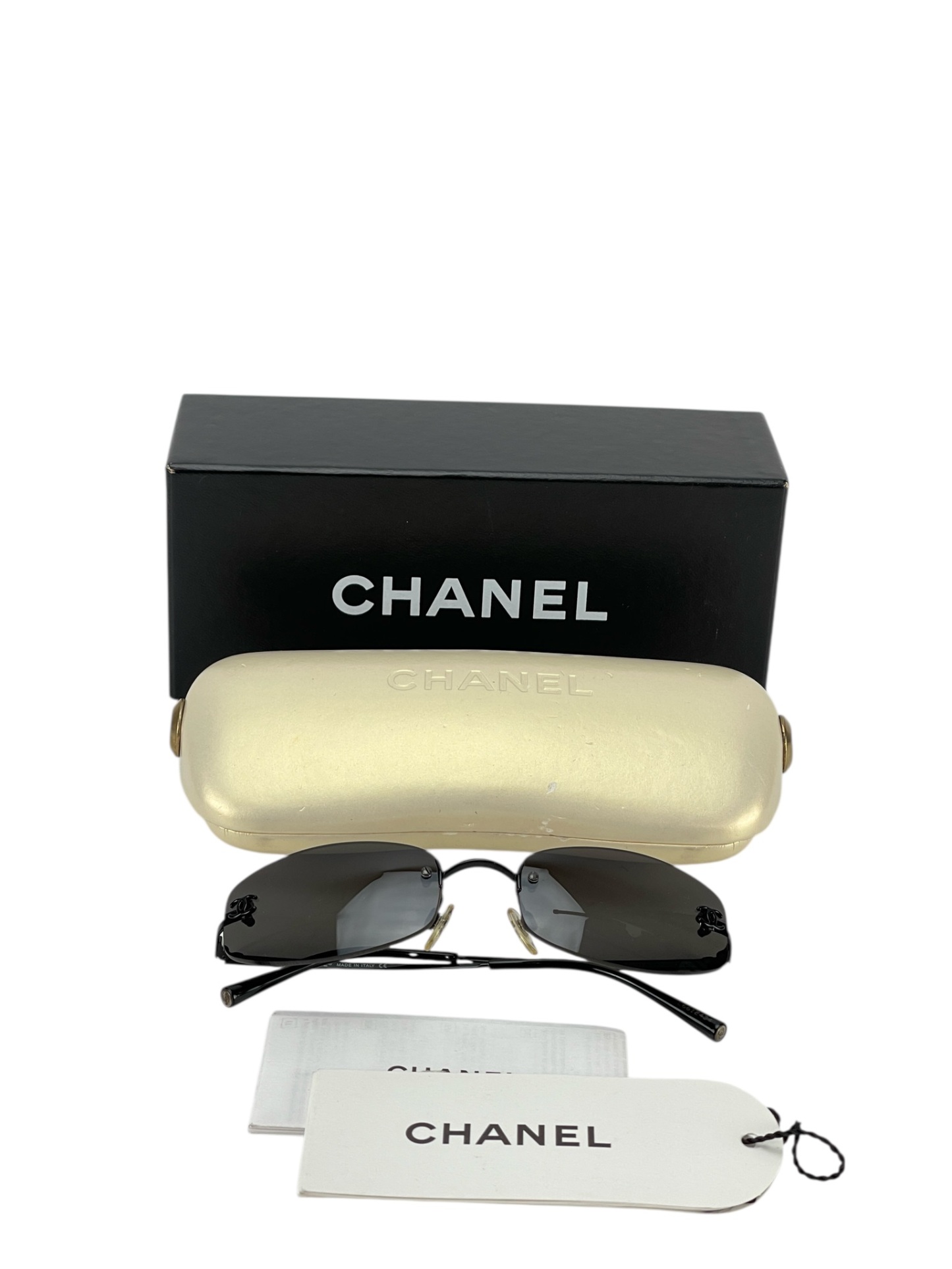 小物 CHANEL sunglasses coco camellia BLK case CHANEL - All Black Coco Mark Logo Sunglasses – Camellia Vintage Tokyo