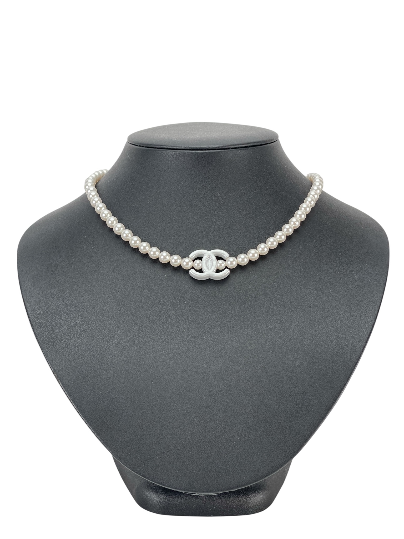 CHANEL - 25C White Pearl Necklace