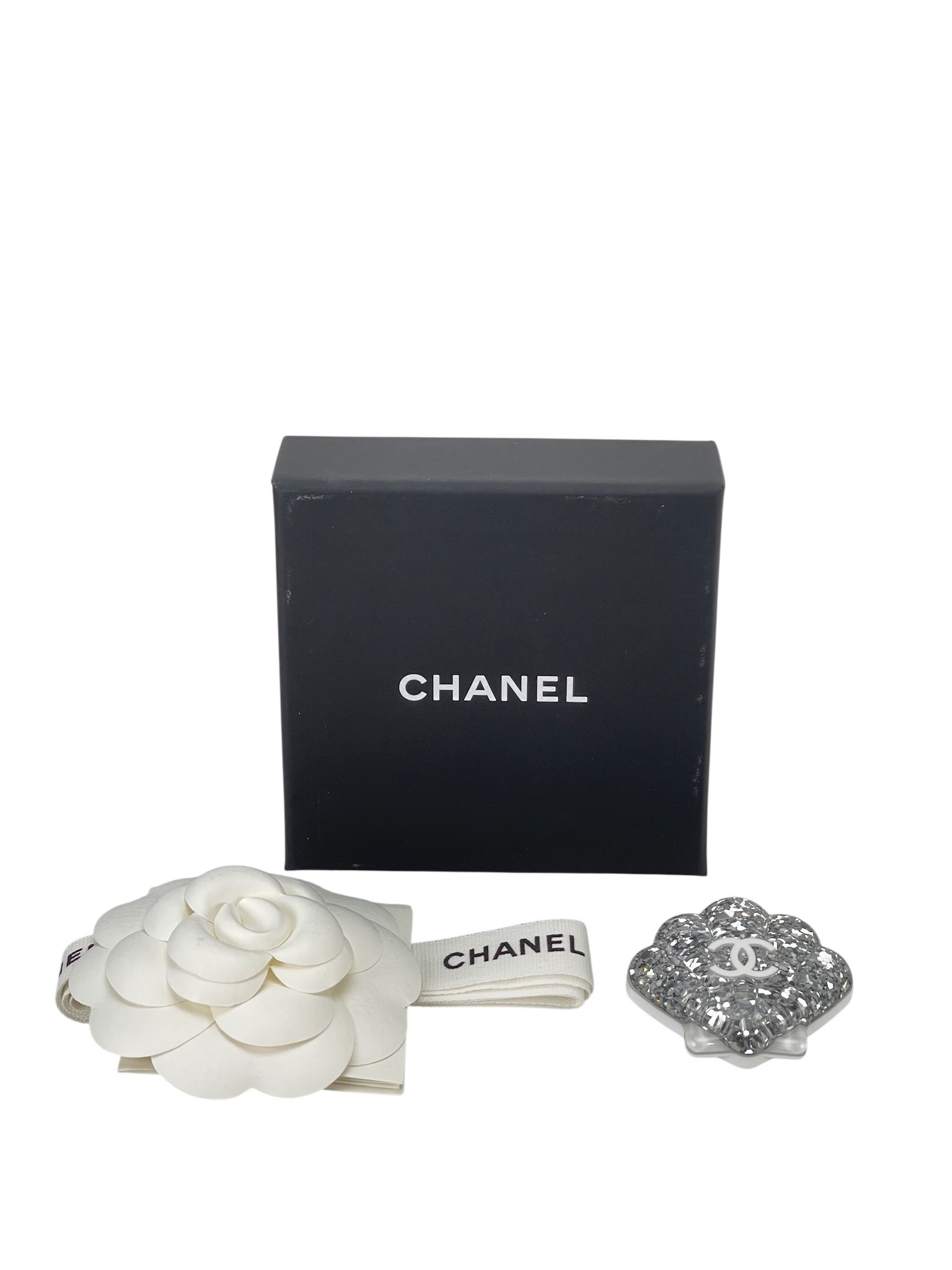 CHANEL - 25C Sliver Seashell CC Logo Brooch