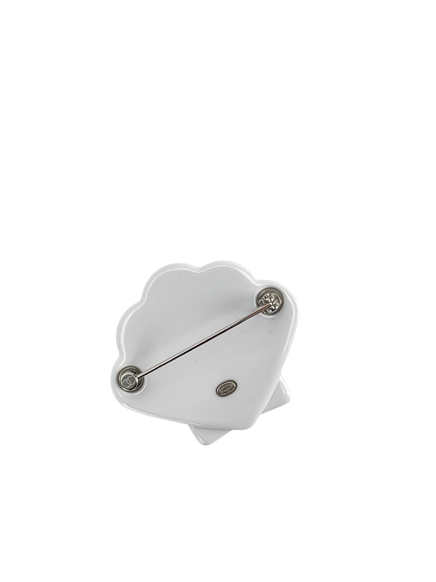 CHANEL - 25C Sliver Seashell CC Logo Brooch