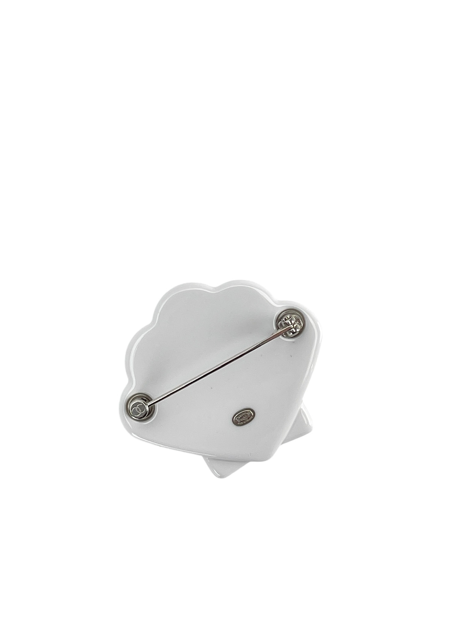 CHANEL - 25C Sliver Seashell CC Logo Brooch