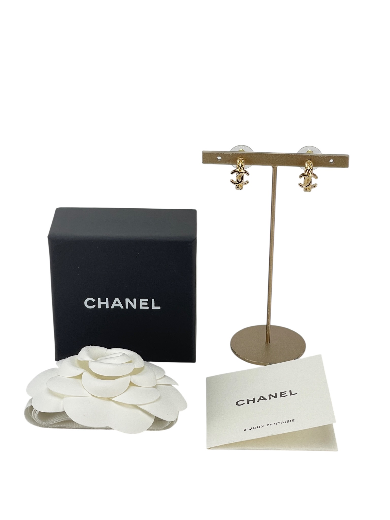 CHANEL - 26P Gold Quilted CC Earrings