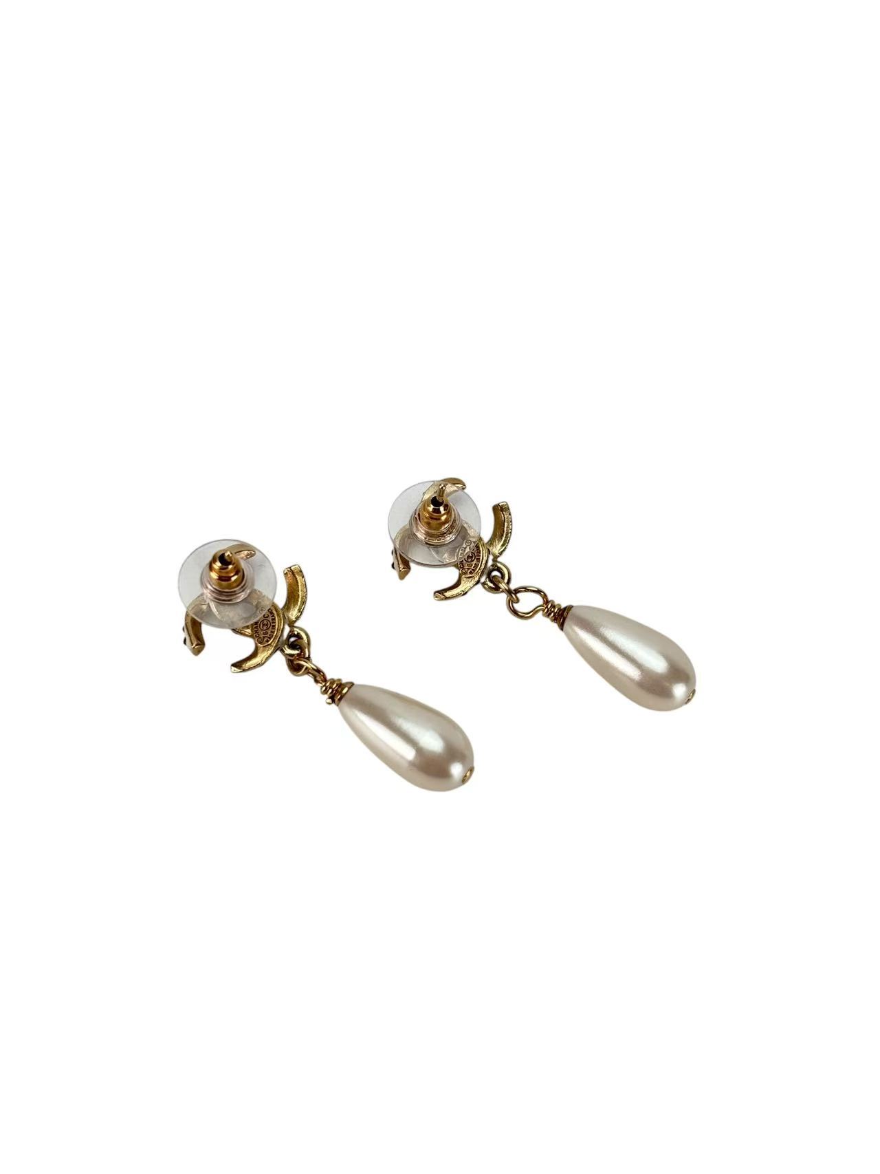 CHANEL - 16C Polka Dot CC Pearl Drop Earrings
