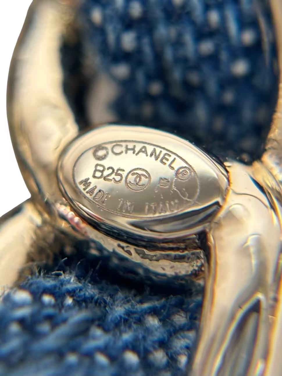 CHANEL - Denim CC Logo Brooch