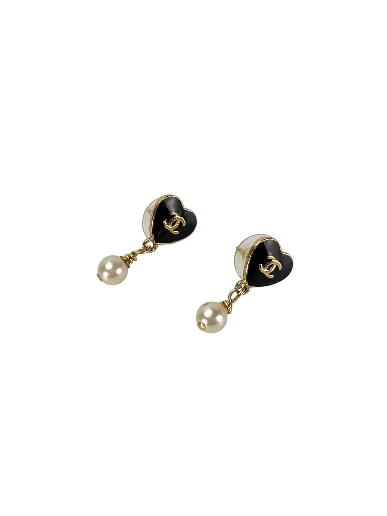CHANEL - 04A Heart CC Logo Pearl Drop Earrings