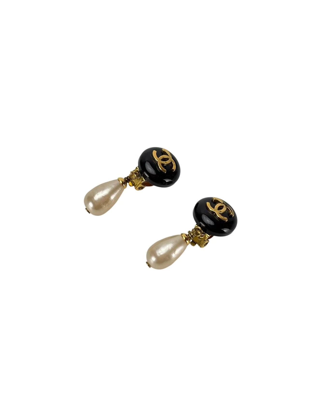 CHANEL - 94A Black CC Faux Pearl Drop Earrings – Camellia Vintage