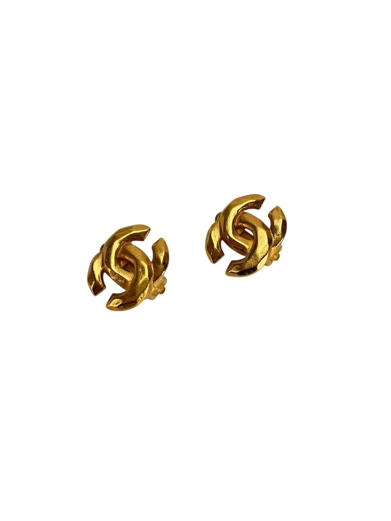 CHANEL - 99P Gold CC Logo Earrings 