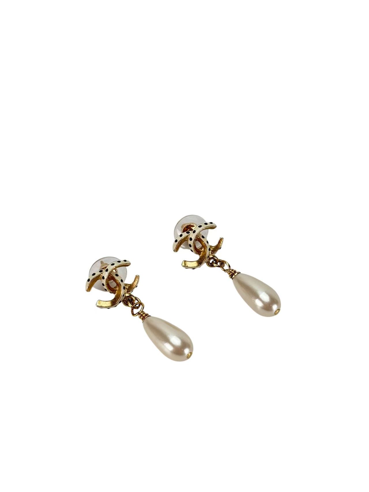 CHANEL - 16C Polka Dot CC Pearl Drop Earrings