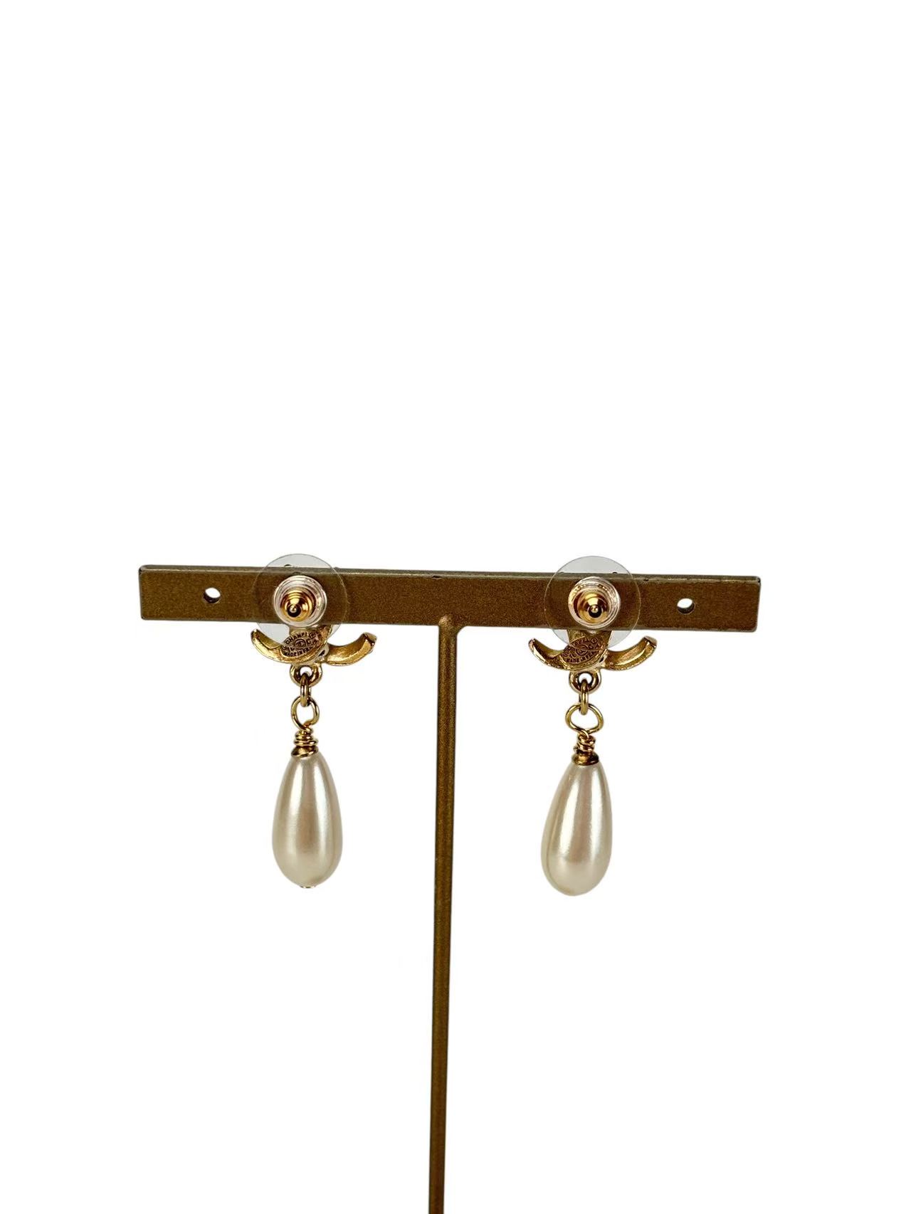 CHANEL - 16C Polka Dot CC Pearl Drop Earrings