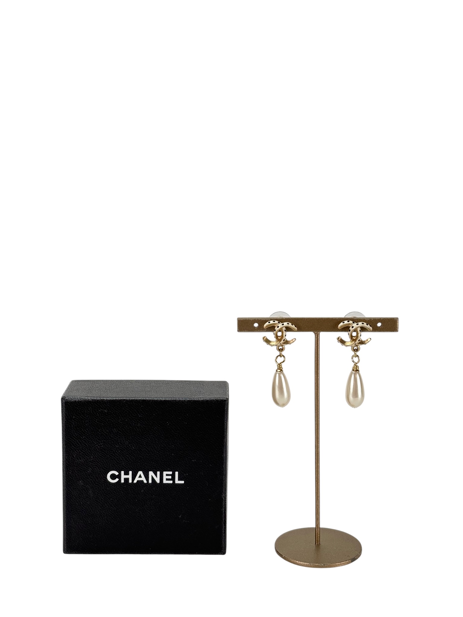 CHANEL - 16C Polka Dot CC Pearl Drop Earrings