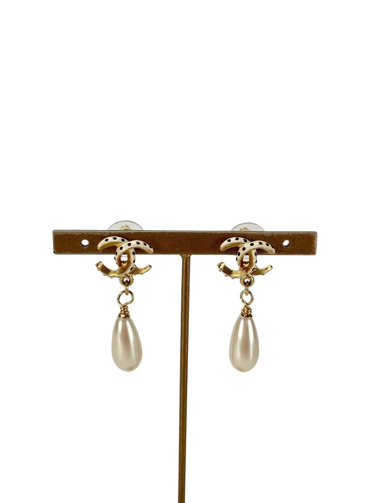 CHANEL - 16C Polka Dot CC Pearl Drop Earrings
