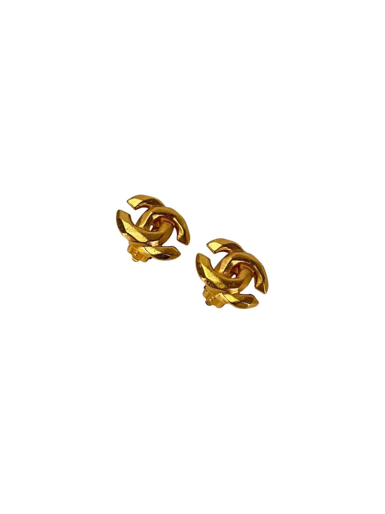 CHANEL - 99P Gold CC Logo Earrings 