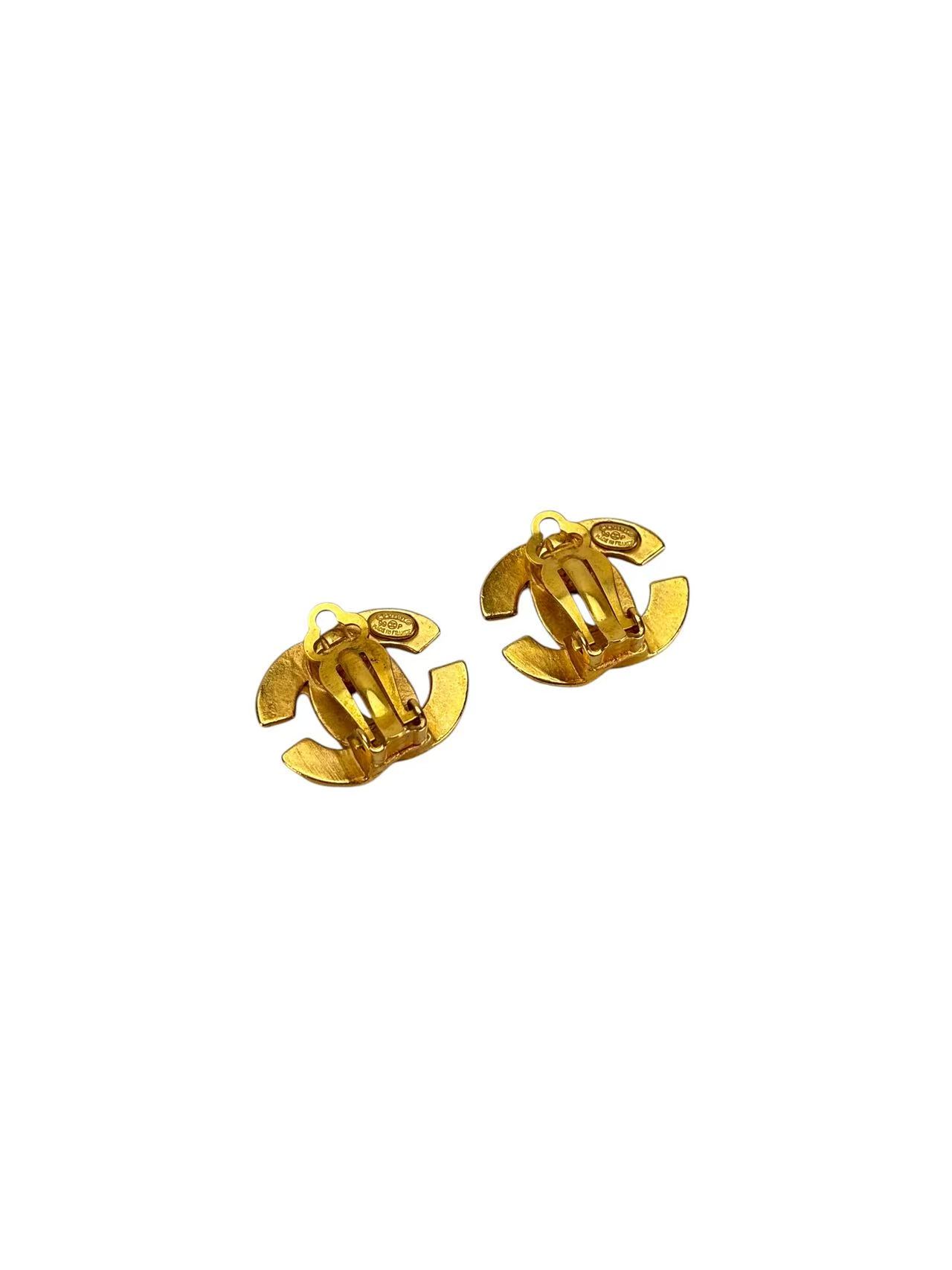 CHANEL - 99P Gold CC Logo Earrings 