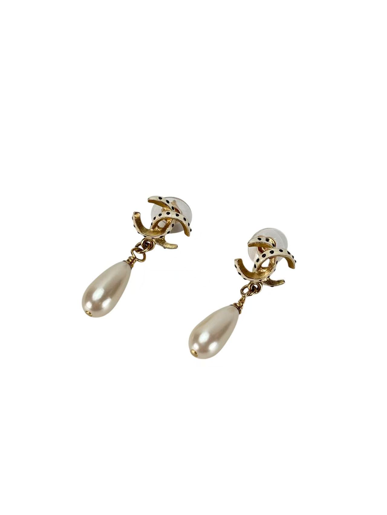CHANEL - 16C Polka Dot CC Pearl Drop Earrings