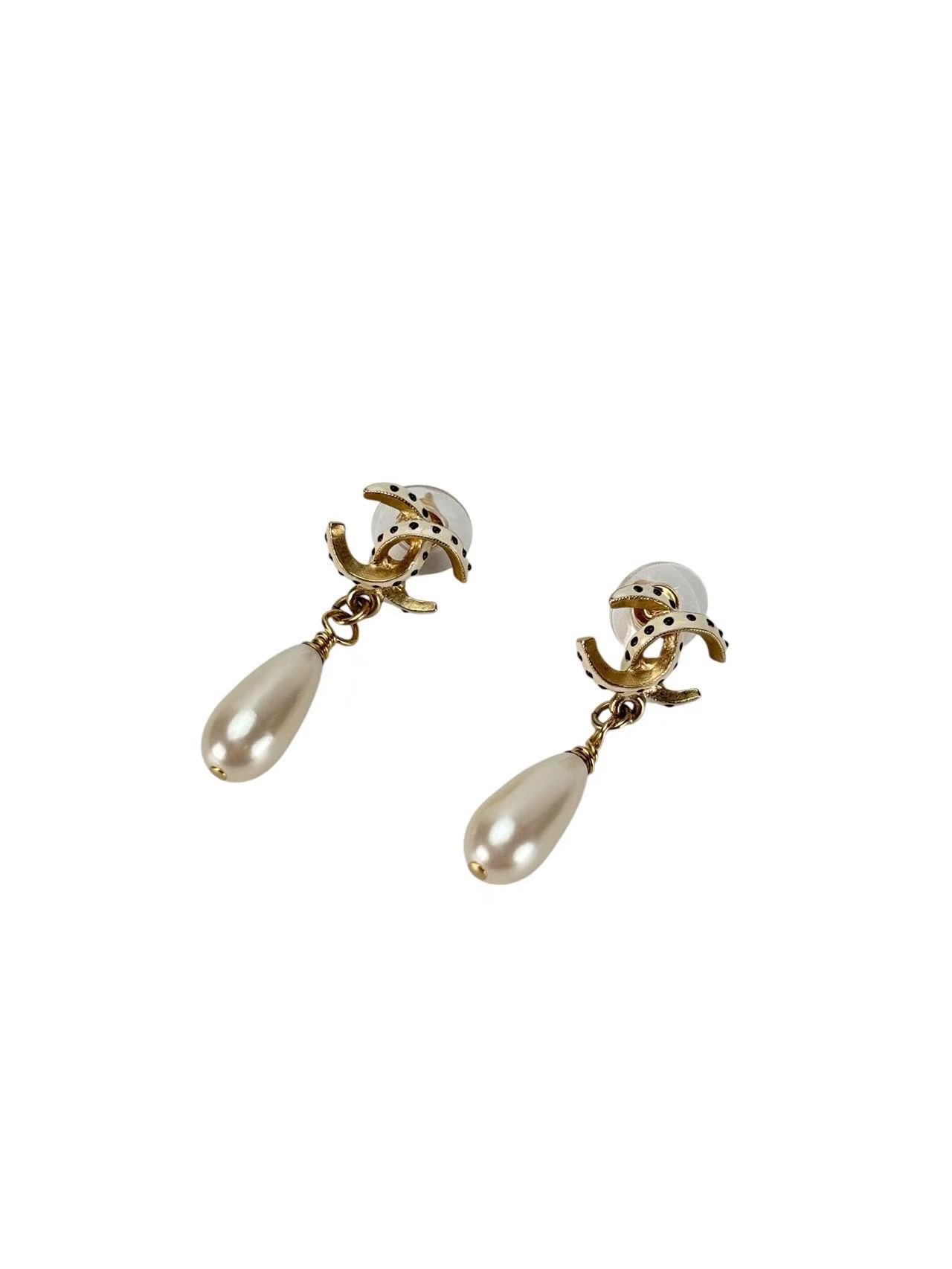 CHANEL - 16C Polka Dot CC Pearl Drop Earrings