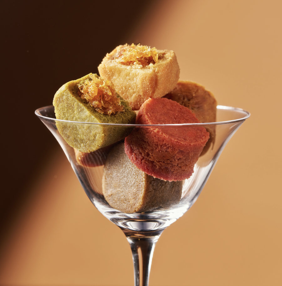 Mini-Pineapple Cake Gift Box (Assorted Flavors 18 Pcs) - Sapphire Floral Bloom