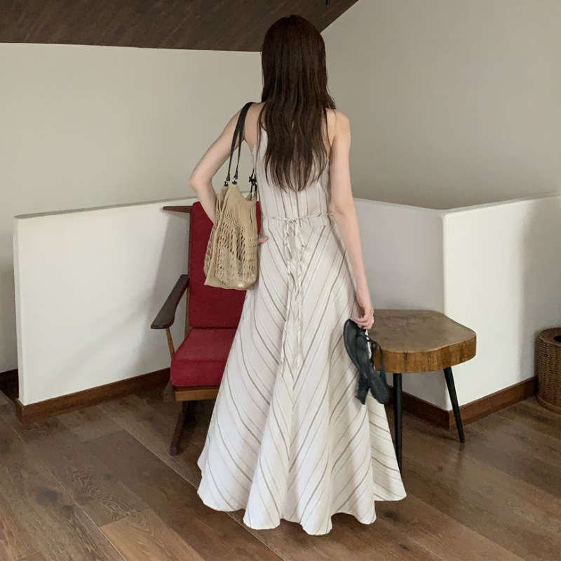 細條紋無袖V領長洋裝 收腰剪裁 法式氣質度假風洋裝
