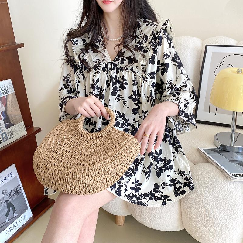 V領大板型泡泡袖娃娃衫 寬鬆甜美荷葉邊蓬蓬碎花襯衫