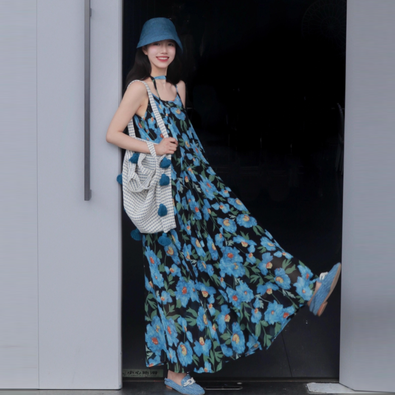 藍色花卉細肩帶長洋裝 法式度假風