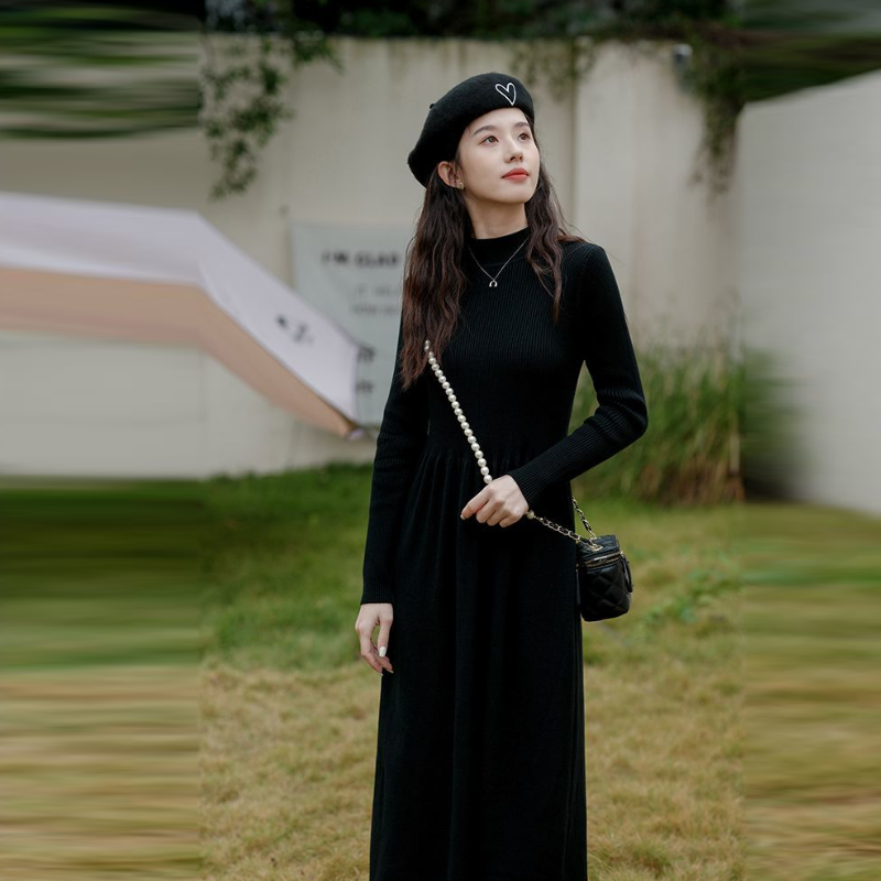 赫本風小黑針織長洋裝 過膝長度 修身剪裁 秋冬搭大衣超有型
