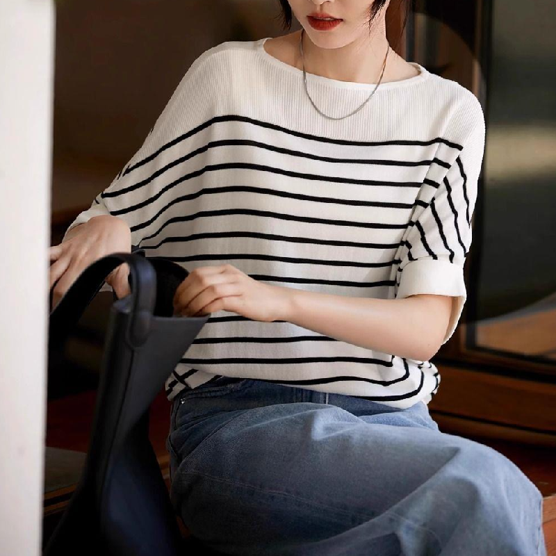 涼感冰絲逆齡短袖上衣 天絲觸感鎖骨微露不曝曬 懶人穿搭百搭條紋蝙蝠袖