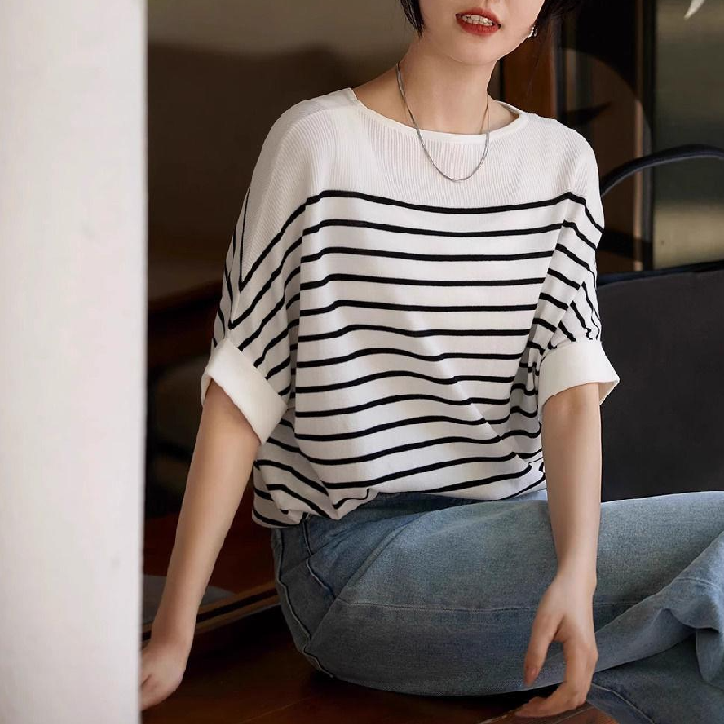 涼感冰絲逆齡短袖上衣 天絲觸感鎖骨微露不曝曬 懶人穿搭百搭條紋蝙蝠袖
