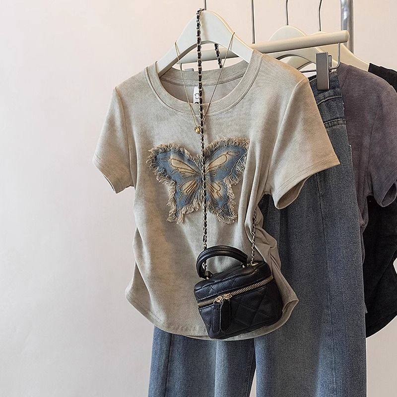 立體蝴蝶設計短袖T恤 微修身版型 百搭氣質上衣