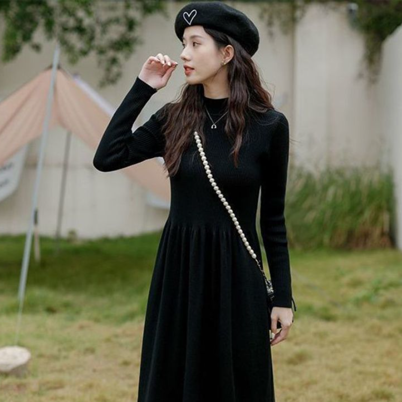 赫本風小黑針織長洋裝 過膝長度 修身剪裁 秋冬搭大衣超有型