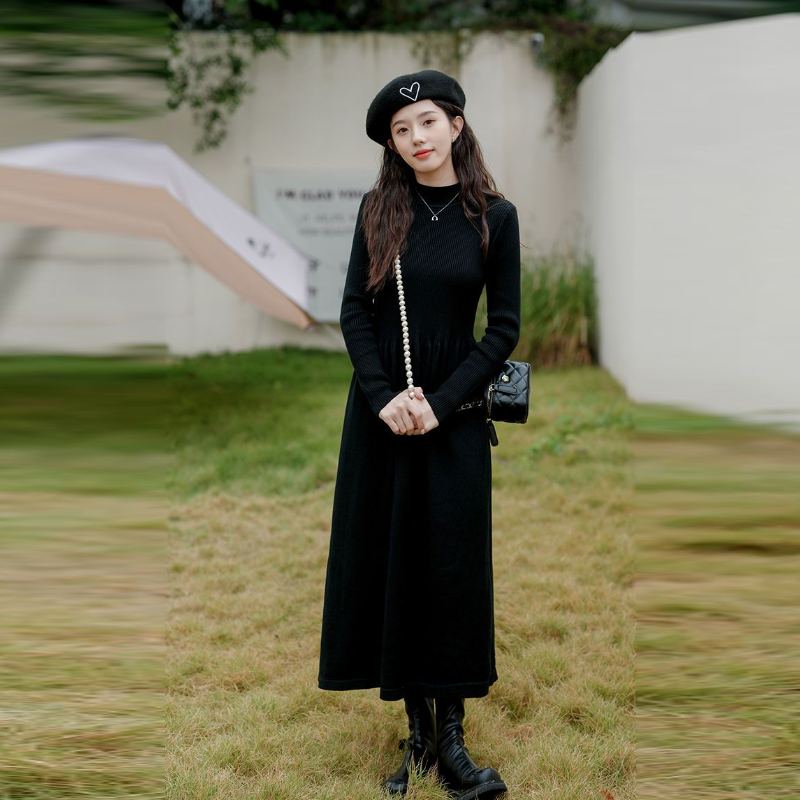 赫本風小黑針織長洋裝 過膝長度 修身剪裁 秋冬搭大衣超有型