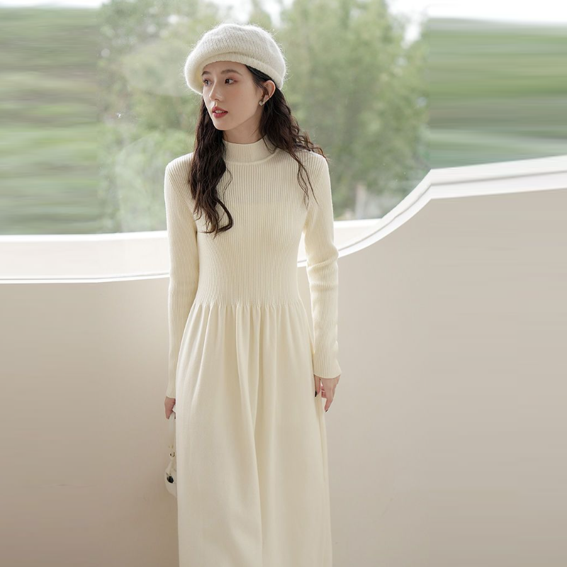 赫本風小黑針織長洋裝 過膝長度 修身剪裁 秋冬搭大衣超有型