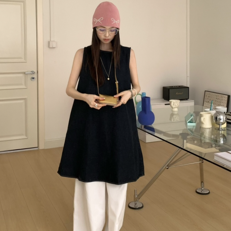 牛仔背心洋裝 後背設計造型 寬鬆圓領剪裁 輕鬆百搭款