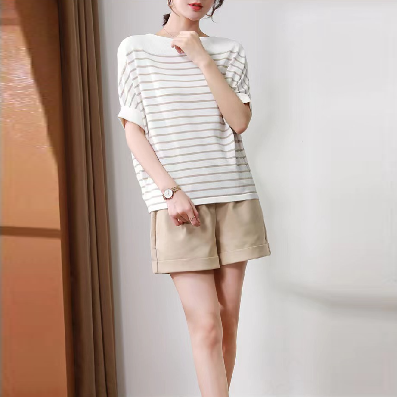 涼感冰絲逆齡短袖上衣 天絲觸感鎖骨微露不曝曬 懶人穿搭百搭條紋蝙蝠袖