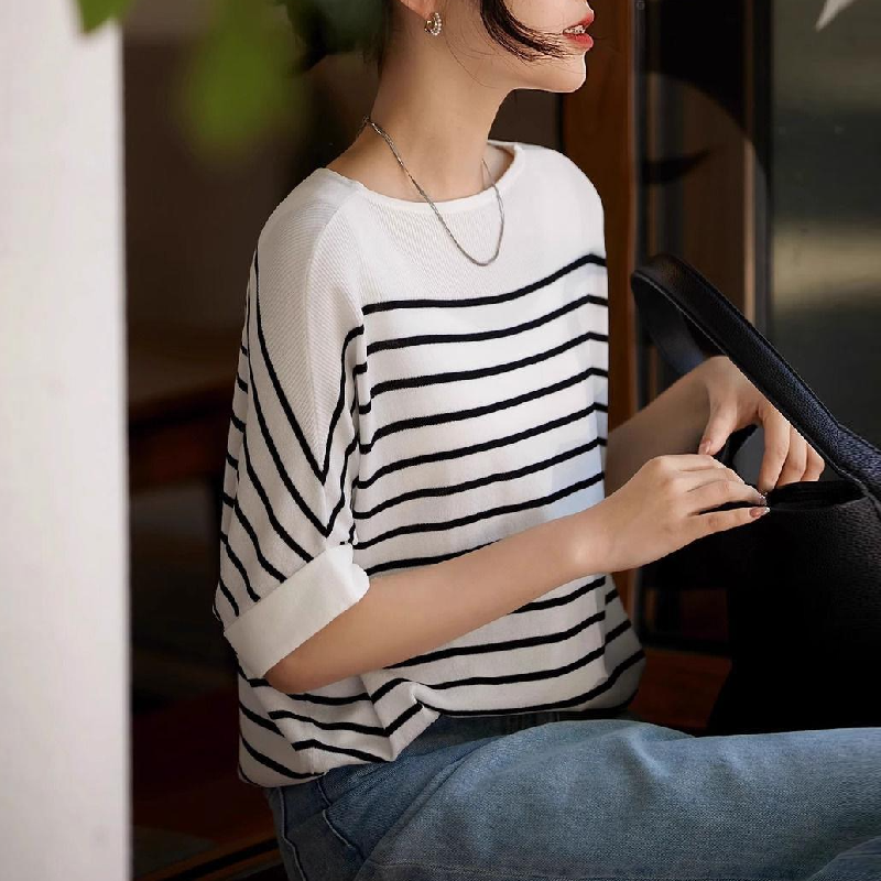 涼感冰絲逆齡短袖上衣 天絲觸感鎖骨微露不曝曬 懶人穿搭百搭條紋蝙蝠袖