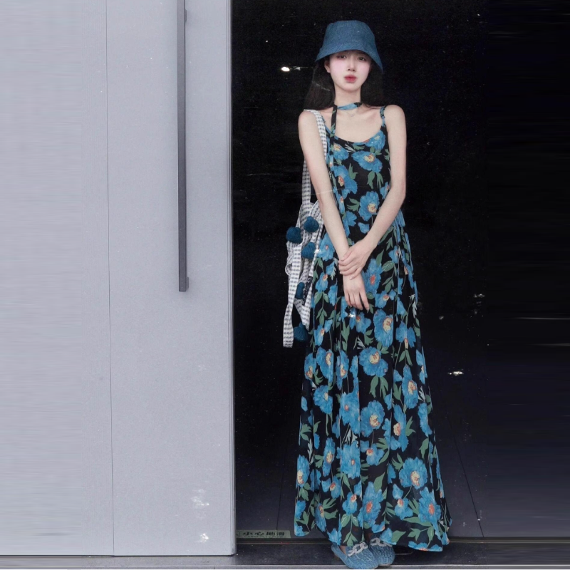 藍色花卉細肩帶長洋裝 法式度假風
