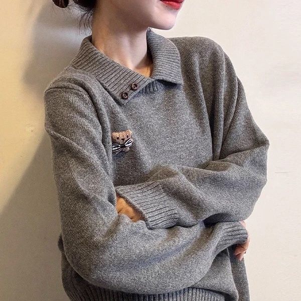 POLO領設計感針織上衣 卡通胸針造型 秋冬氣質毛衣