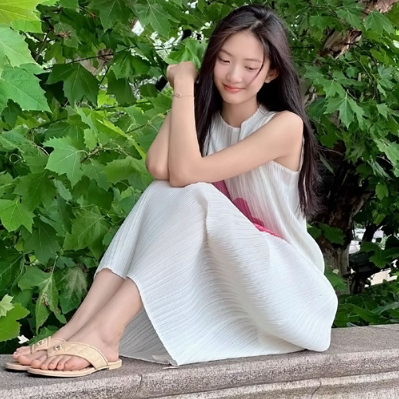 立體壓褶印花無袖洋裝 優雅氣質設計 寬鬆修身感圓領長洋裝