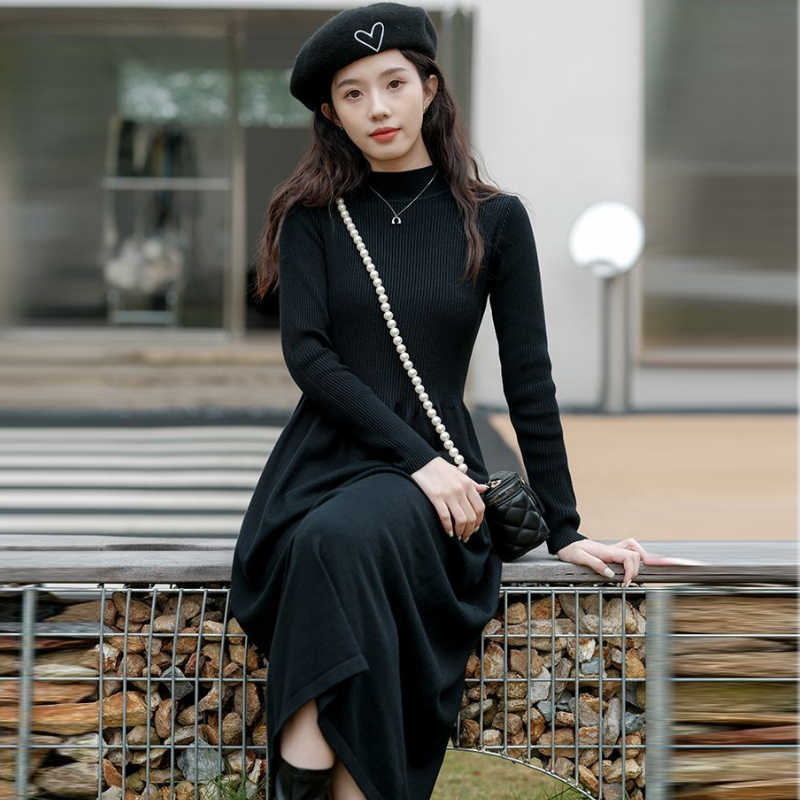 赫本風小黑針織長洋裝 過膝長度 修身剪裁 秋冬搭大衣超有型