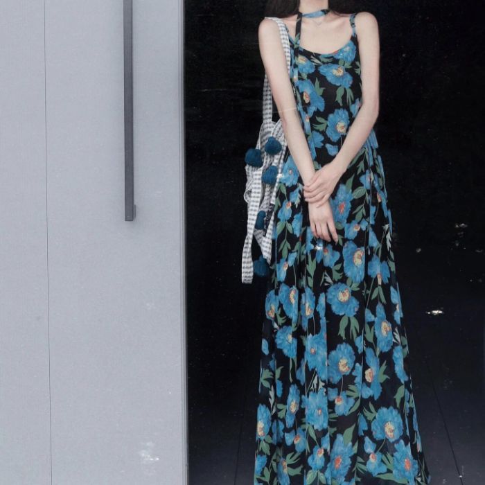藍色花卉細肩帶長洋裝 法式度假風