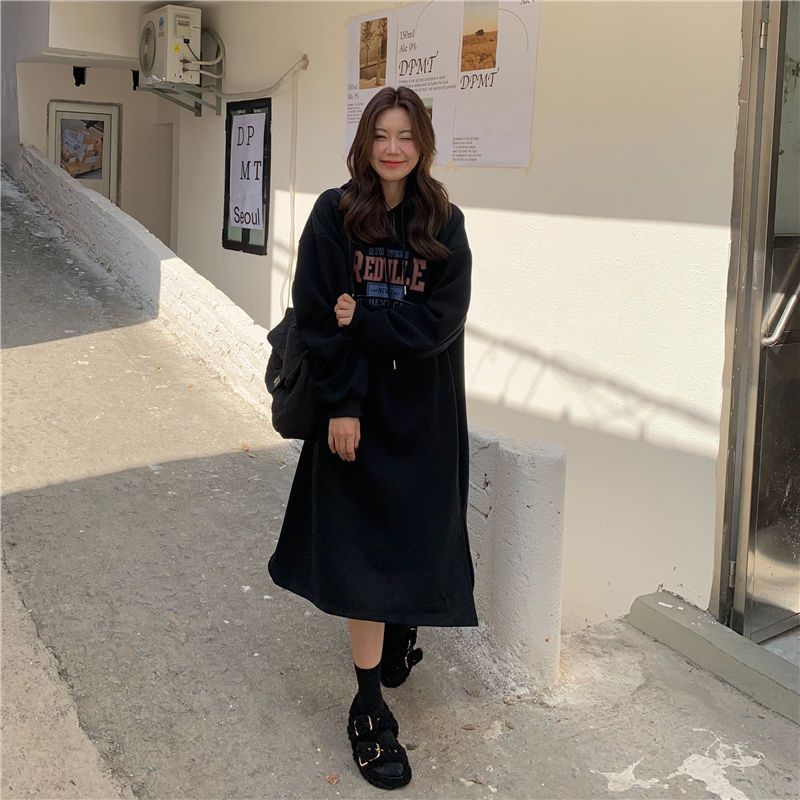韓系字母印花連帽刷毛洋裝 寬鬆剪裁 過膝側開衩