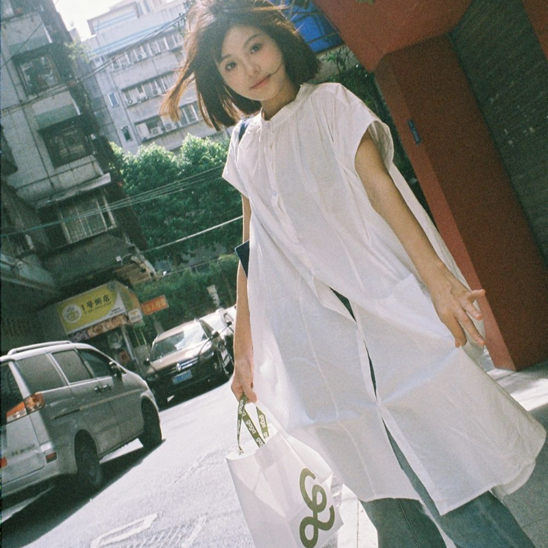 法式慵懶棉麻洋裝 短袖中長版寬鬆顯瘦 抓褶圓領 口袋設計