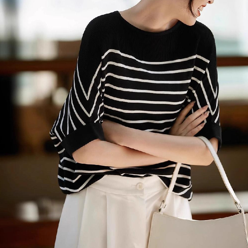 涼感冰絲逆齡短袖上衣 天絲觸感鎖骨微露不曝曬 懶人穿搭百搭條紋蝙蝠袖