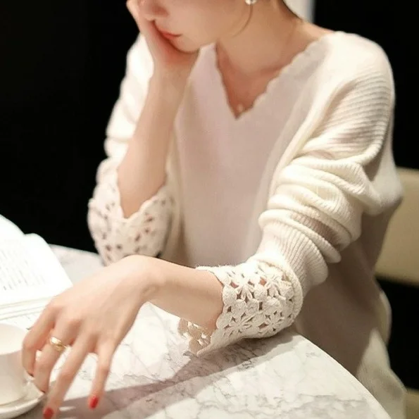 鉤花蕾絲V領寬鬆針織上衣 顯瘦休閒素色毛衣