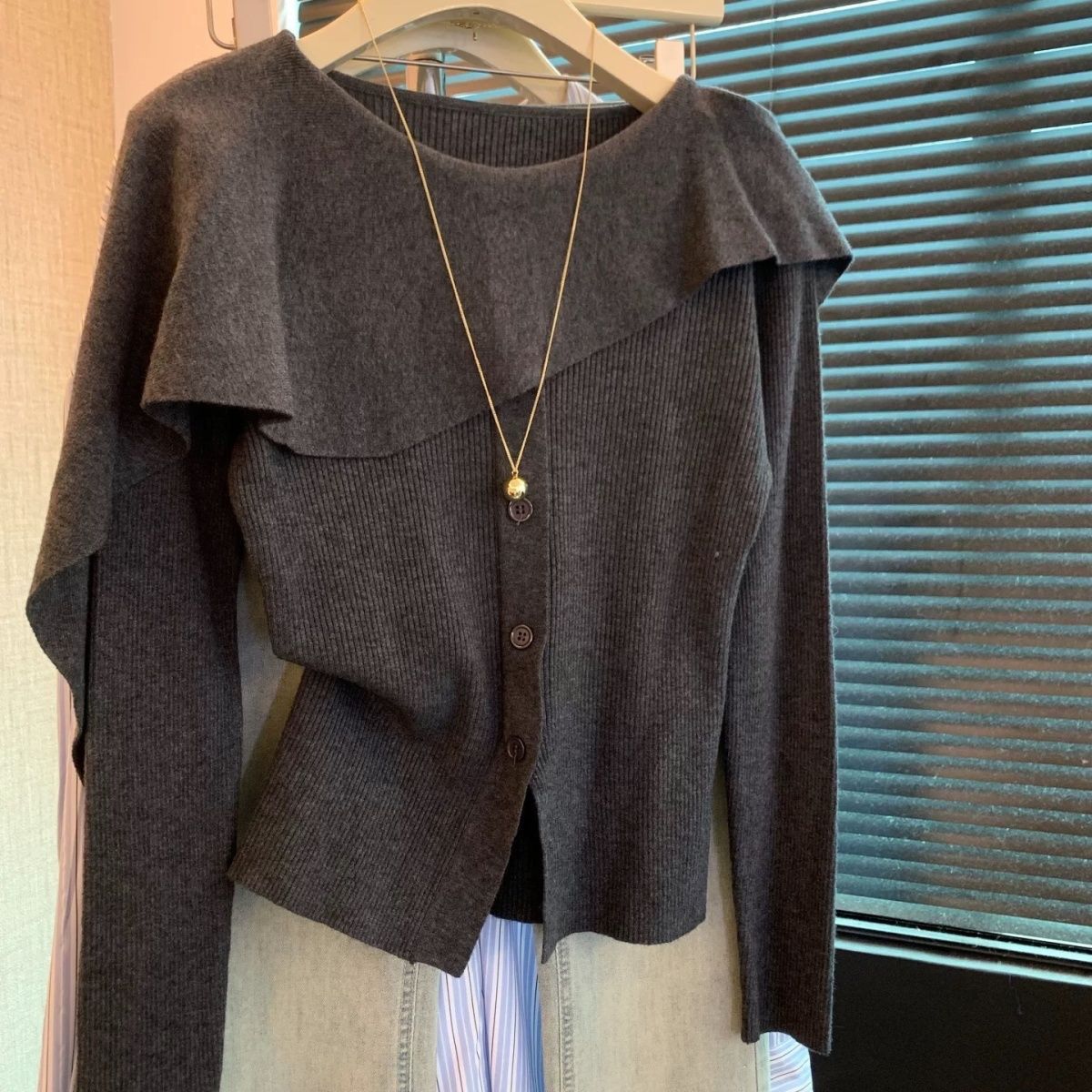 質感斗篷領披肩感針織上衣 斗篷領設計 排扣開襟 修身顯瘦