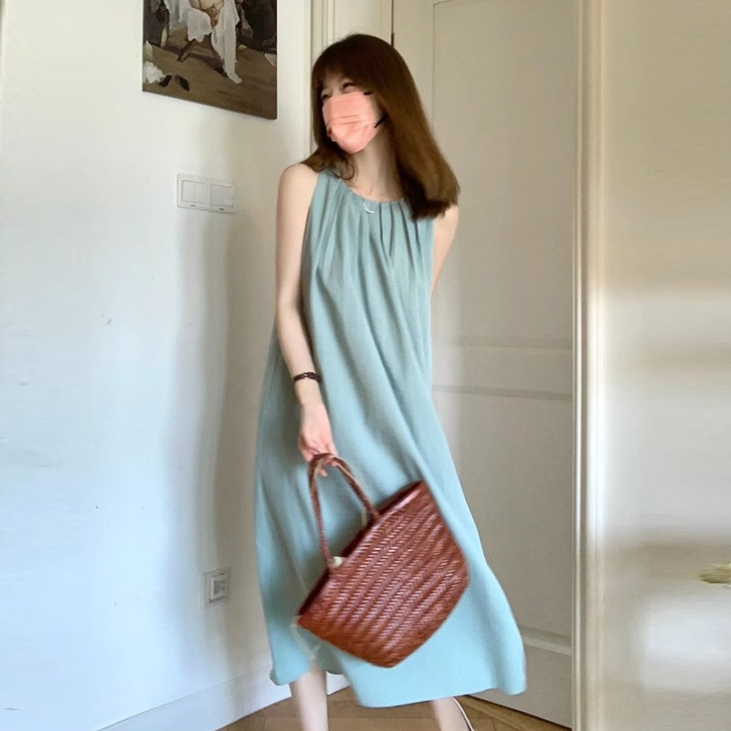 渡假風設計感掛脖A字連身裙 鏤空設計長洋裝 不對稱褶襉顯瘦罩衫茶系溫柔穿搭