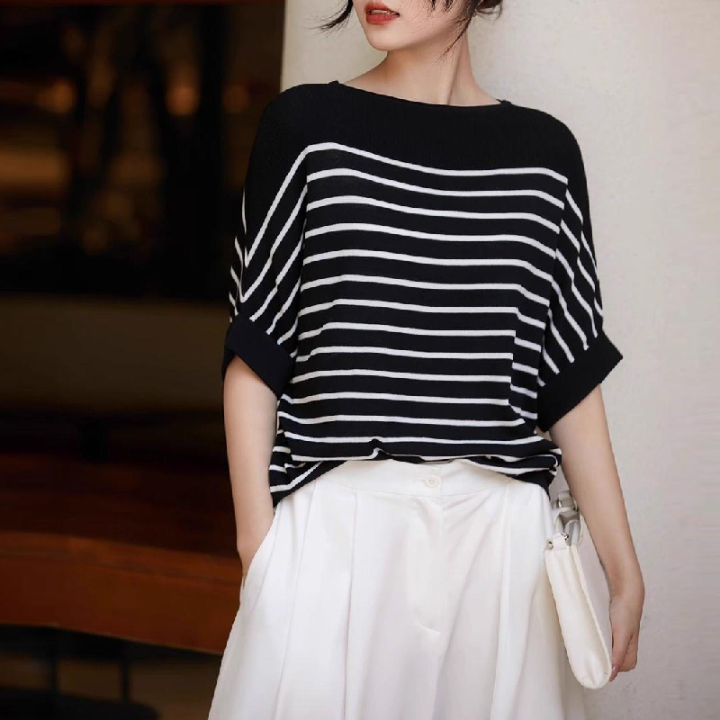 涼感冰絲逆齡短袖上衣 天絲觸感鎖骨微露不曝曬 懶人穿搭百搭條紋蝙蝠袖
