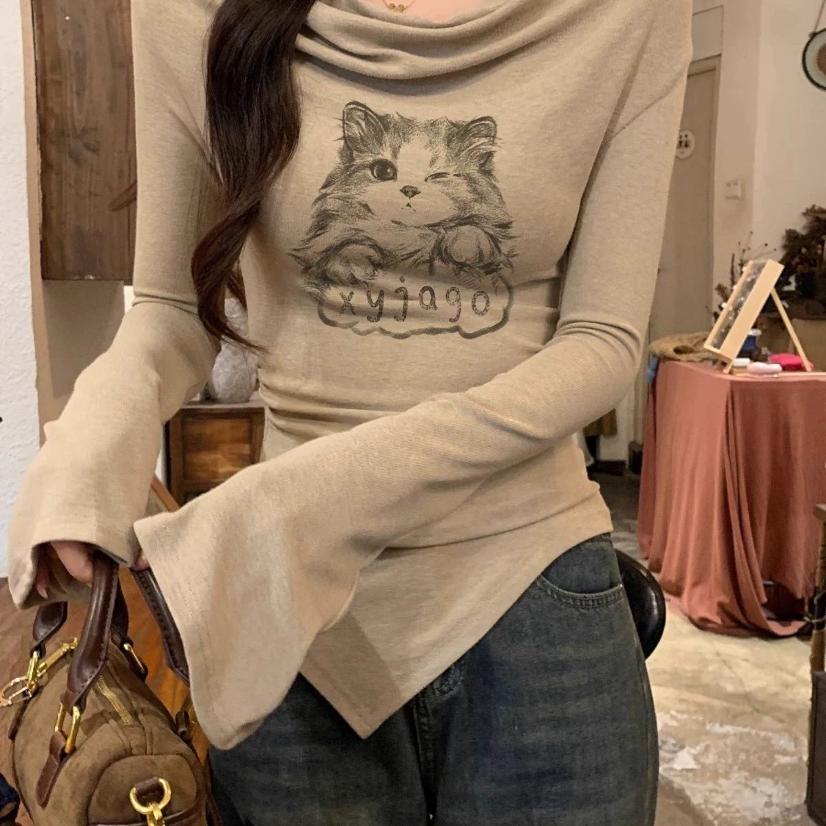 垂墜領長袖T 小貓印花 修身版 不對稱斜下擺 秋冬內搭